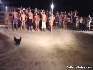 美国大学生淫乱系列-沙滩派对 全裸玩游戏 围观观众大饱眼福 最后啪啪大赛