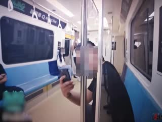 【SWAG】史上最狂!!眾目睽睽下跟男友在捷運車廂抽插潮吹!!