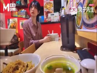 【桃视频】兔子先生 拉面店搭讪超可爱少女 受虐少女激爽三穴强行插入